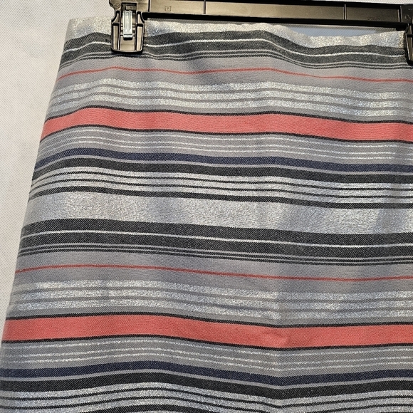 Banana Republic Grey Red Metalic Stripped Skirt Size 4 - Picture 2 of 6